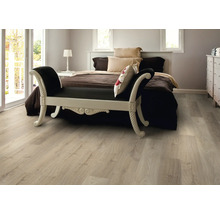 Schlafzimmer mit Bett, Bank und hellem Laminatboden