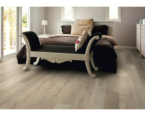 Schlafzimmer mit Bett, Bank und hellem Laminatboden