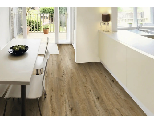 Heller Raum mit Holzboden, Esstisch und Stühlen