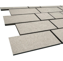 Verlegte graue Terrassenplatten aus Stein.