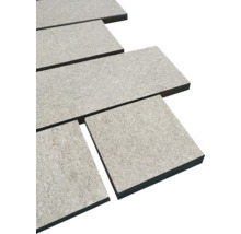 Graue Terrassenplatten aus Stein