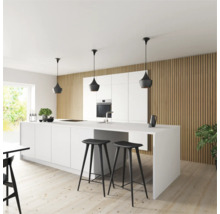 Moderne Küche mit Kücheninsel, Barhockern und Pendelleuchten