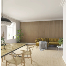 Wohnzimmer mit Holzwandpaneelen, Esstisch und Sofa