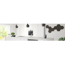 Helle Küche mit Küchenzeile, Spüle, Herd, Hängelampen und Wanddekoration