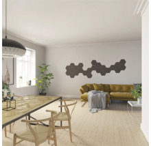 Wohnzimmer mit Esstisch, Stühlen, Sofa und sechseckigen Wandpaneelen zur Schalldämmung