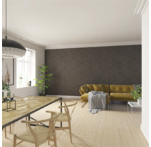 Wohnzimmer mit Esstisch, Stühlen, Sofa und gemusterter Tapete.