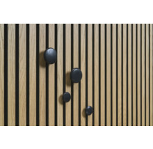 Holzpaneel mit schwarzen, runden Haken
