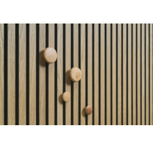 Holzpaneel mit vier runden Holzhaken