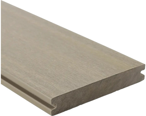 Terrassendiele aus Holzverbundwerkstoff mit Nut- und Feder-System