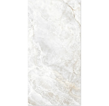 Nahaufnahme einer hellen Marmorfliese mit natürlicher Maserung.