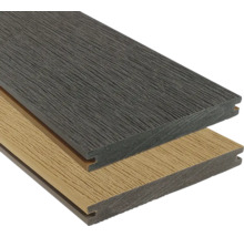 Zwei Terrassendielen aus Holz und Kunststoff im Detail