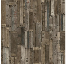 Tapete in Holzoptik mit verschiedenen Aufdrucken