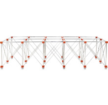 Metall Gerüst mit orangefarbenen Verbindungsstücken