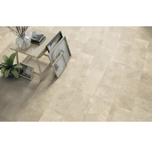 Raumansicht mit Bodenfliesen und Dekoration