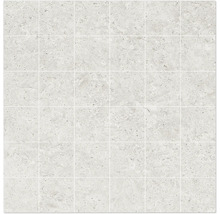 Quadratische Natursteinfliesen für Wand und Boden