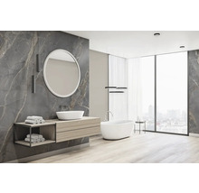 Modernes Badezimmer mit freistehender Badewanne, Waschtisch mit rundem Spiegel und grauem Marmor