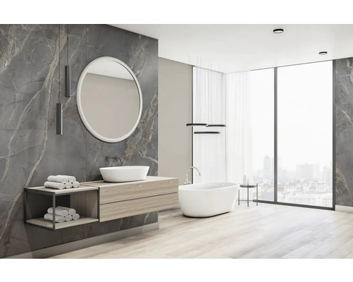 Modernes Badezimmer mit freistehender Badewanne, Waschtisch mit rundem Spiegel und grauem Marmor
