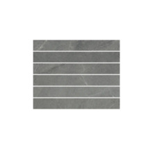 Graue Steinzeugfliesen im länglichen Format