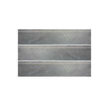 Drei graue Treppenstufenfliesen mit Marmorstruktur