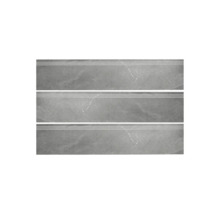 Drei graue Treppenfliesen mit Marmoroptik und Rillen