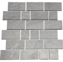 Anordnung von grauen Keramikfliesen in verschiedenen Größen