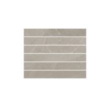 Mehrere Bodenfliesen in länglicher Form mit Marmoroptik