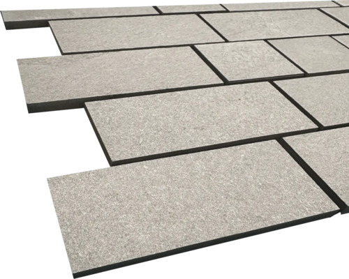 Graue Terrassenplatten aus Stein verlegt