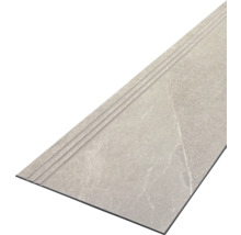 Detail einer Treppenfliese mit geriffelter Kante.