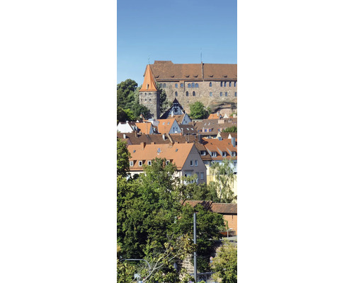 Ansicht der Nürnberger Burg über roten Dächern und Bäumen