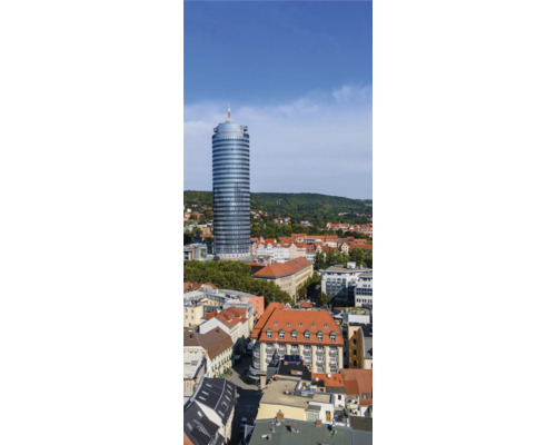 Ansicht eines Stadtbilds mit Hochhaus, Wohnhäusern und bewaldeten Hügeln