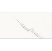 Weiße Fliese mit Marmorierung