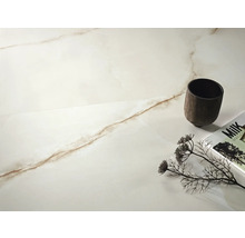 Fliesen mit Marmoroptik, Tasse, Zeitschrift und Dekoration auf heller Oberfläche