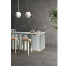 Innenraum mit Bar, Barhockern und grauen Wand- und Bodenfliesen