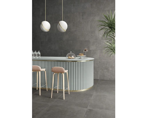 Innenraum mit Bar, Barhockern und grauen Wand- und Bodenfliesen