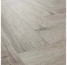 Heller Holzboden im Fischgrätenmuster verlegt