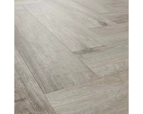 Heller Holzboden im Fischgrätenmuster verlegt