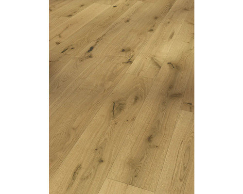 Nahaufnahme eines verlegten Holzparkettbodens.