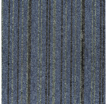 Nahaufnahme eines gestreiften Teppichs.