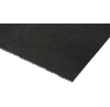 Nahaufnahme eines schwarzen Kunstrasenstücks.