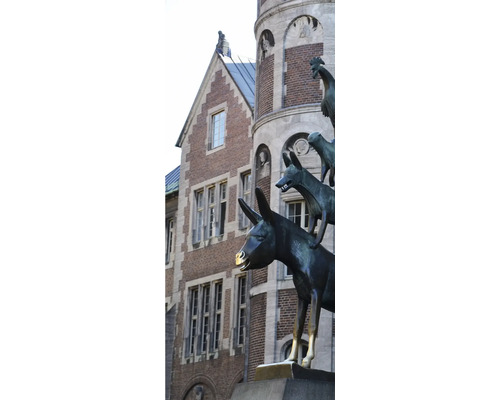 Statue der Bremer Stadtmusikanten vor einem Gebäude.