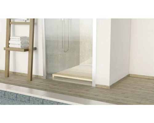 Badezimmer mit Handtuchleiter, Dusche und Holzboden