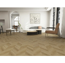 Heller Raum mit Fischgrätparkett, Sofa, Sessel und Kunstwerk