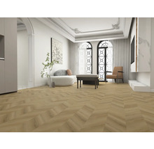 Heller Wohnraum mit Fischgrätparkett, Sitzmöbeln und dekorativen Elementen