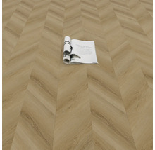 Bodenbelag mit Fischgrätmuster und Zeitschrift