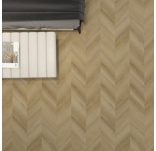 Zimmer mit Fischgrätenmuster Bodenbelag, Bett und Hocker