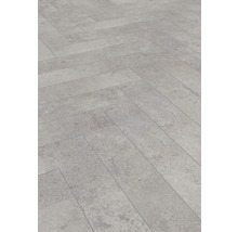 Verlegtes Laminat im Fischgrätenmuster