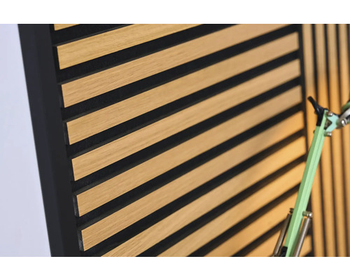 Akustikpaneel aus Holz mit schwarzen Akzenten zur Schallabsorption