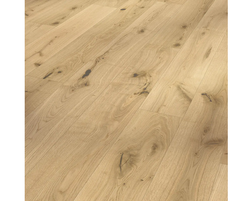 Holzboden mit natürlicher Maserung und Astlöchern