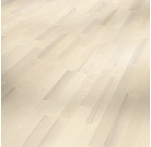 Verlegter heller Holzboden.