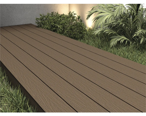 Terrassendielen aus Holzverbundwerkstoff im Außenbereich